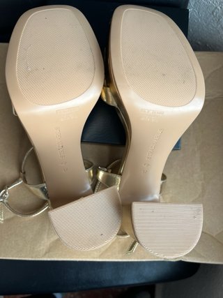 Sandalias Stradivarius doradas plataforma tacón 37