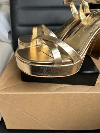 Sandalias Stradivarius doradas plataforma tacón 37