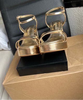 Sandalias Stradivarius doradas plataforma tacón 37