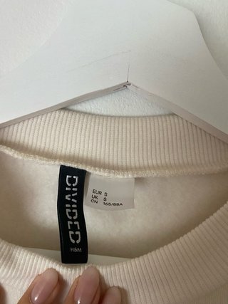 Sudadera beige crema cropped estampado ángel