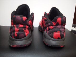 Scarpe sportive Adidas rosse e oro