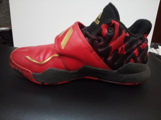 Scarpe sportive Adidas rosse e oro