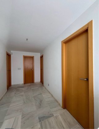Puerta interior madera con marco y manilla