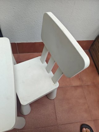 Mesa y 2 Sillas IKEA  Plástico Blanco SOLO HOY