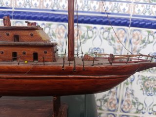 Barco de madera decorativo