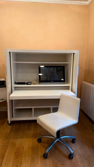 Mueble de oficina blanco con ruedas, tipo despacho