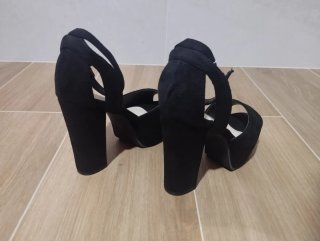 Zapatos de tacón negros.Gamuza.Numero 34.Sin marca
