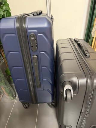 Dos maletas mediana nueva para 20-23 kilos