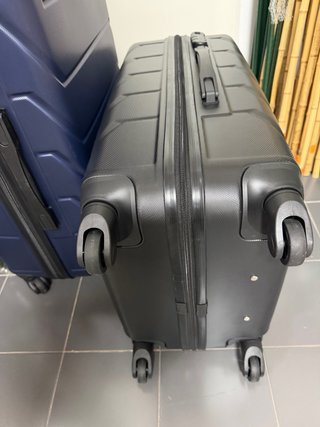 Dos maletas mediana nueva para 20-23 kilos