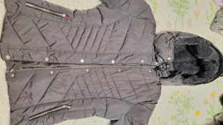 Abrigo gris acolchado con capucha, sin etiqueta