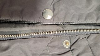 Abrigo gris acolchado con capucha, sin etiqueta