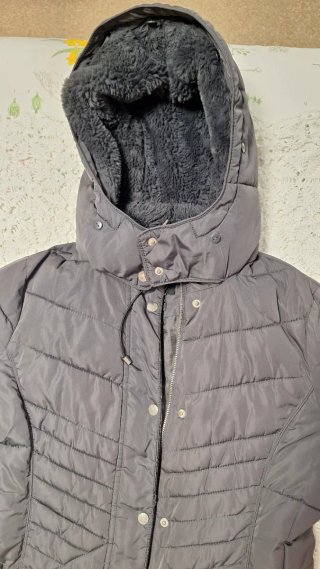 Abrigo gris acolchado con capucha, sin etiqueta