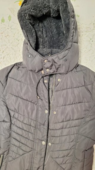 Abrigo gris acolchado con capucha, sin etiqueta