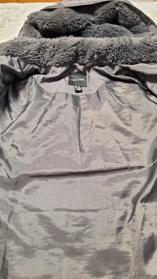 Abrigo gris acolchado con capucha, sin etiqueta