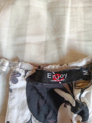 Camiseta Enjoy floral blanca