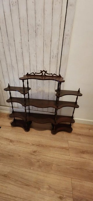 Estantería de madera oscura