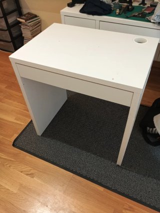 Mesa de estudio blanca y madera