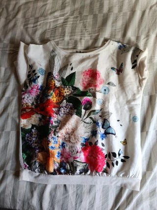 Camiseta estampada flores y mariposas