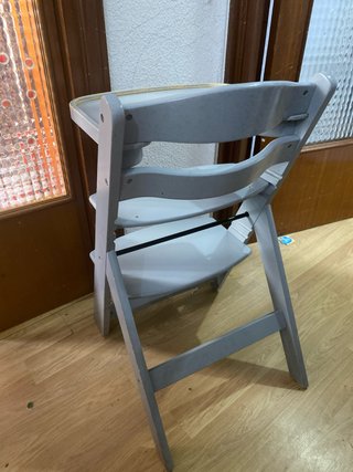 Trona de madera gris