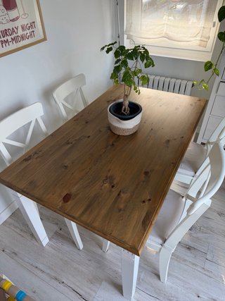 Mesa de comedor de madera