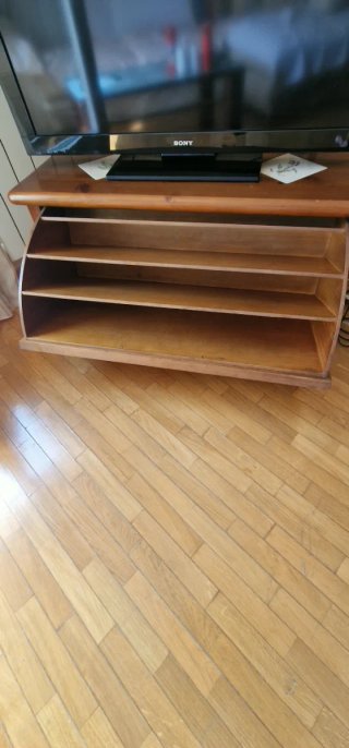 Zapatero de madera con azulejos