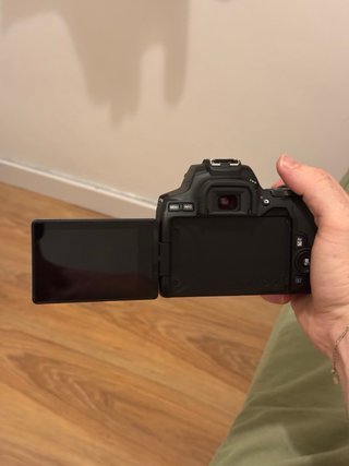 Canon EOS 250D con accesorios