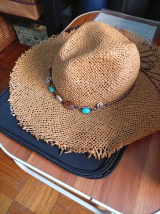 Sombrero de paja beige y marrón