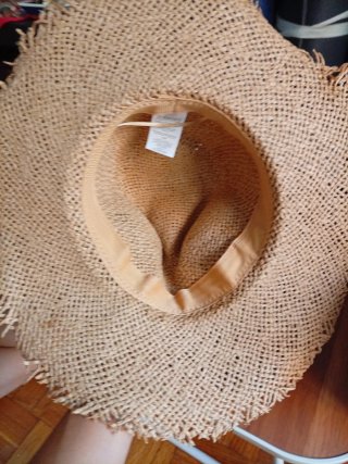 Sombrero de paja beige y marrón