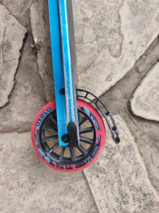 Patinete scooter azul y rojo