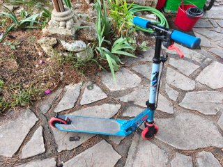 Patinete scooter azul y rojo