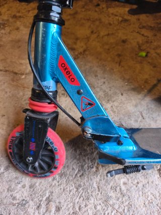 Patinete scooter azul y rojo