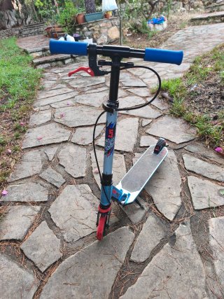 Patinete scooter azul y rojo