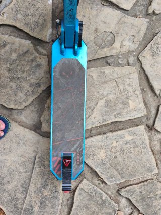 Patinete scooter azul y rojo