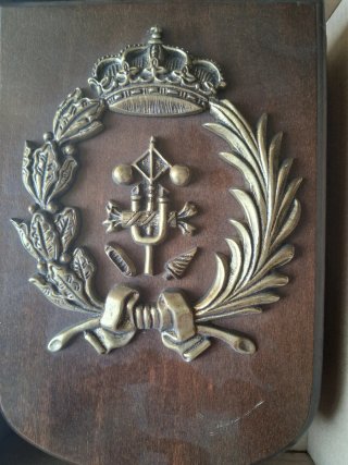 Metopa militar con corona y espadas