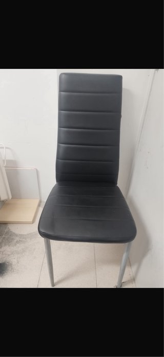 Silla moderna negra y plateada