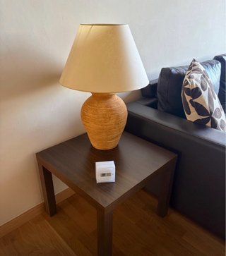 Mesa auxiliar de madera oscura