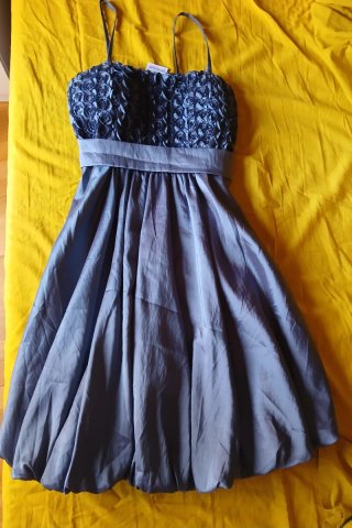 Vestido azul de fiesta con flores