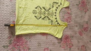 Camiseta verde/amarilla con estampado tribal