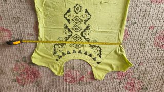 Camiseta verde/amarilla con estampado tribal