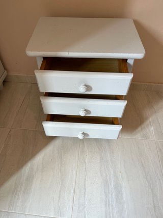 Armario gris claro con cajón y mesita