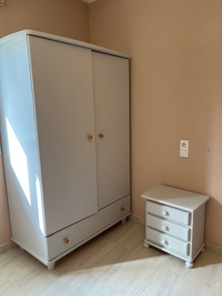 Armario gris claro con cajón y mesita