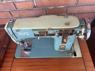 Máquina de coser Alfa antigua con mueble