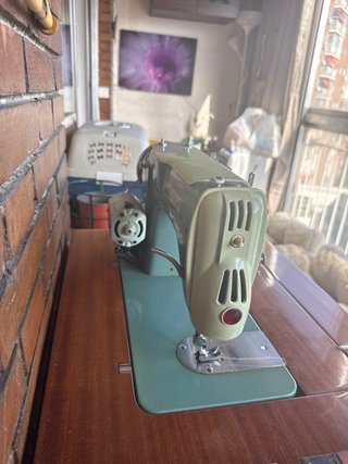 Máquina de coser Alfa antigua con mueble