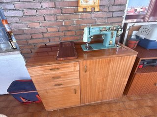 Máquina de coser Alfa antigua con mueble