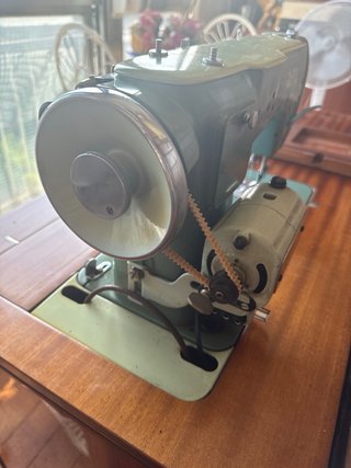 Máquina de coser Alfa antigua con mueble