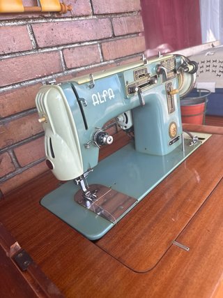Máquina de coser Alfa antigua con mueble