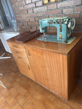 Máquina de coser Alfa antigua con mueble
