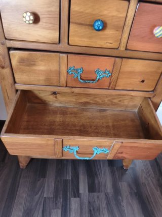 Armario de madera maciza con cajones