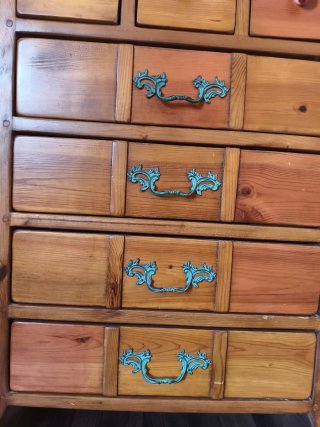 Armario de madera maciza con cajones