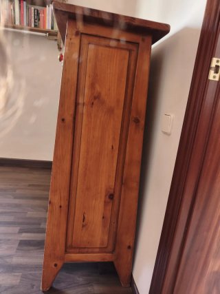 Armario de madera maciza con cajones